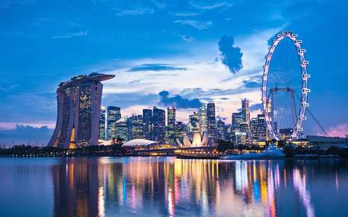 Vyhlídkový autobus u Marina Bay v Singapuru
