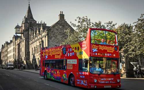 Vyhlídkový autobus u Edinburského hradu