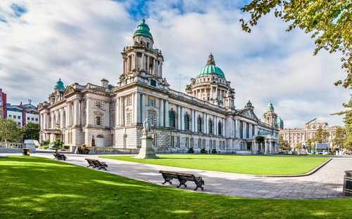 Vyhlídkový autobus ve čtvrti Titanic v Belfastu