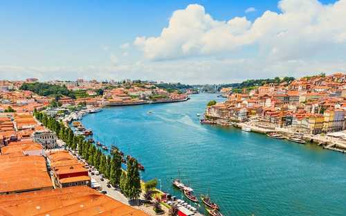 Vyhlídkový autobus ve čtvrti Ribeira v Portu