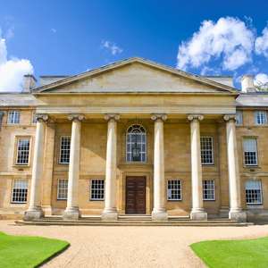 Explore Cambridge at your own speed with hop-on hop-off bus tours – Panoramic views, audio guides, and unlimited stops in 2025