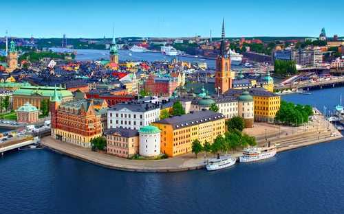 Vyhlídkový autobus v Gamla Stan v Stockholmu
